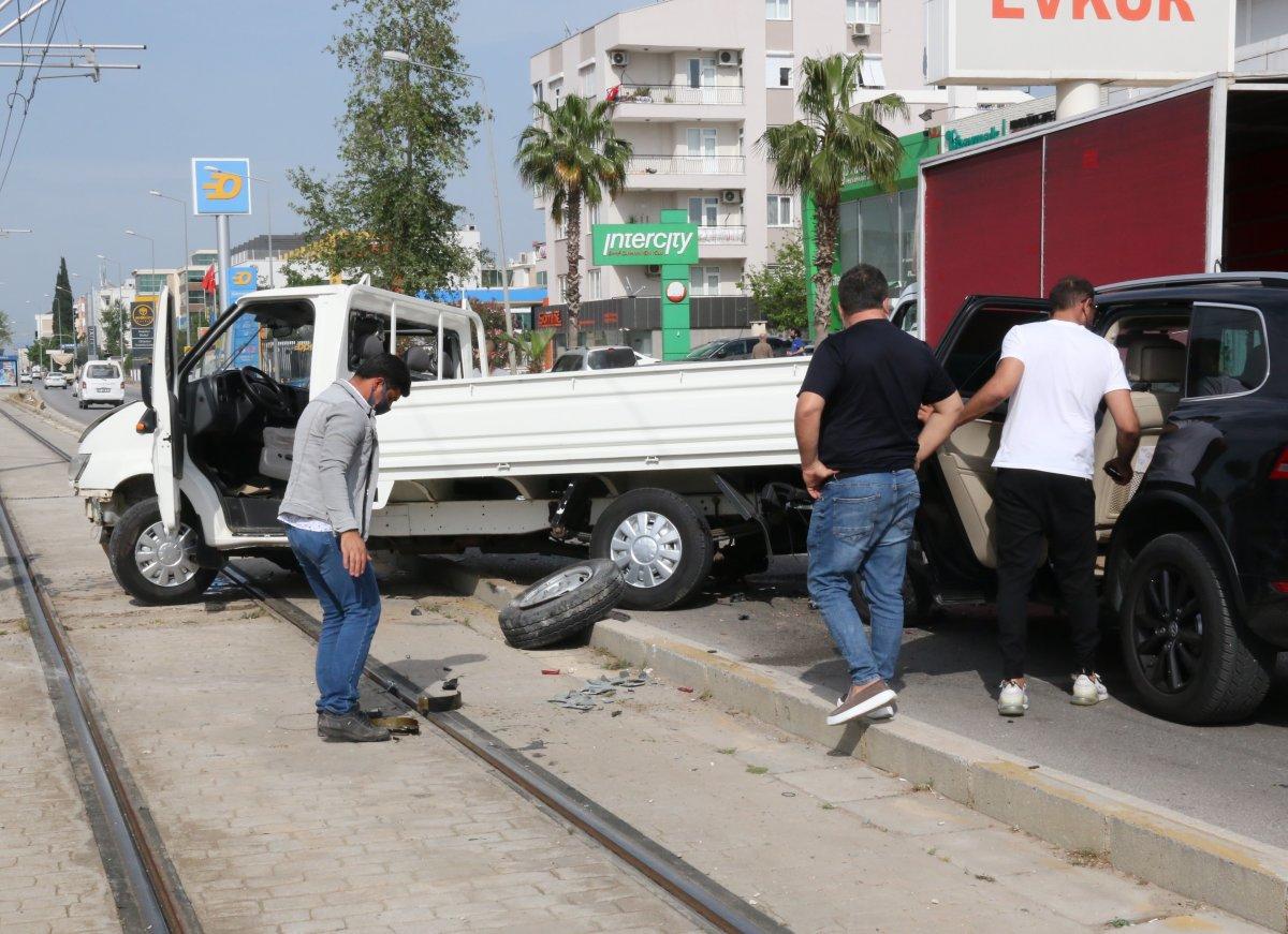 Antalya'da iki saat önce aldığı aracıyla kazaya karıştı