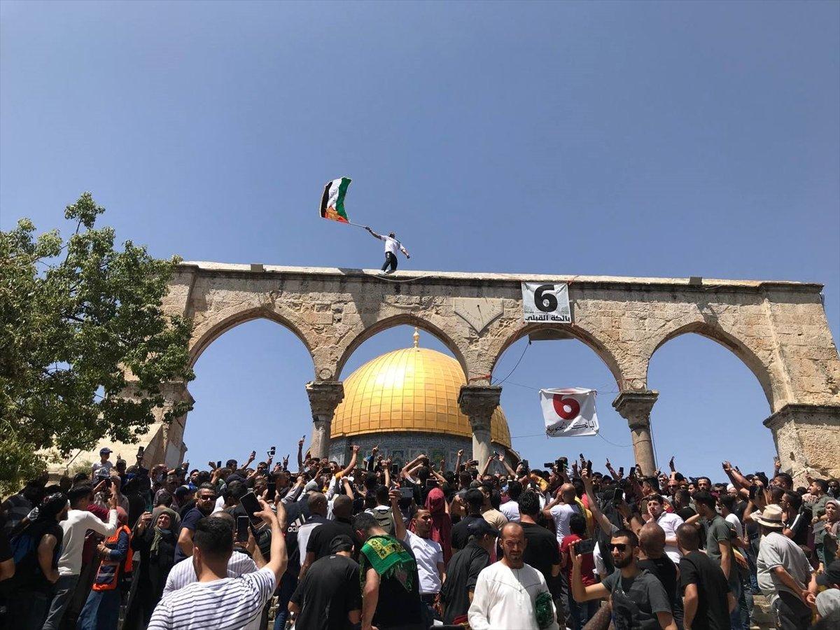 Mescid-i Aksa’da 60 bin kişinin katıldığı cuma namazı