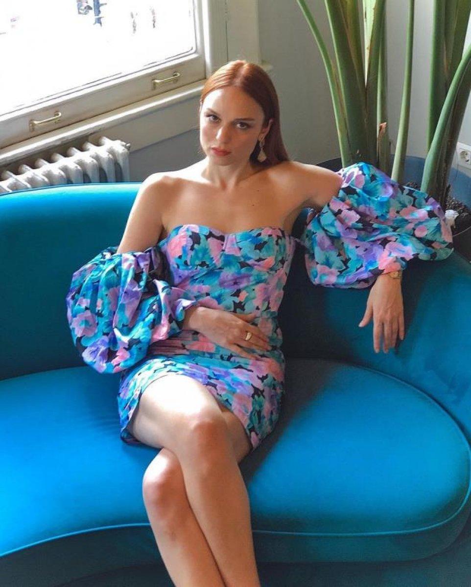 Nilperi Şahinkaya yogaya başladı