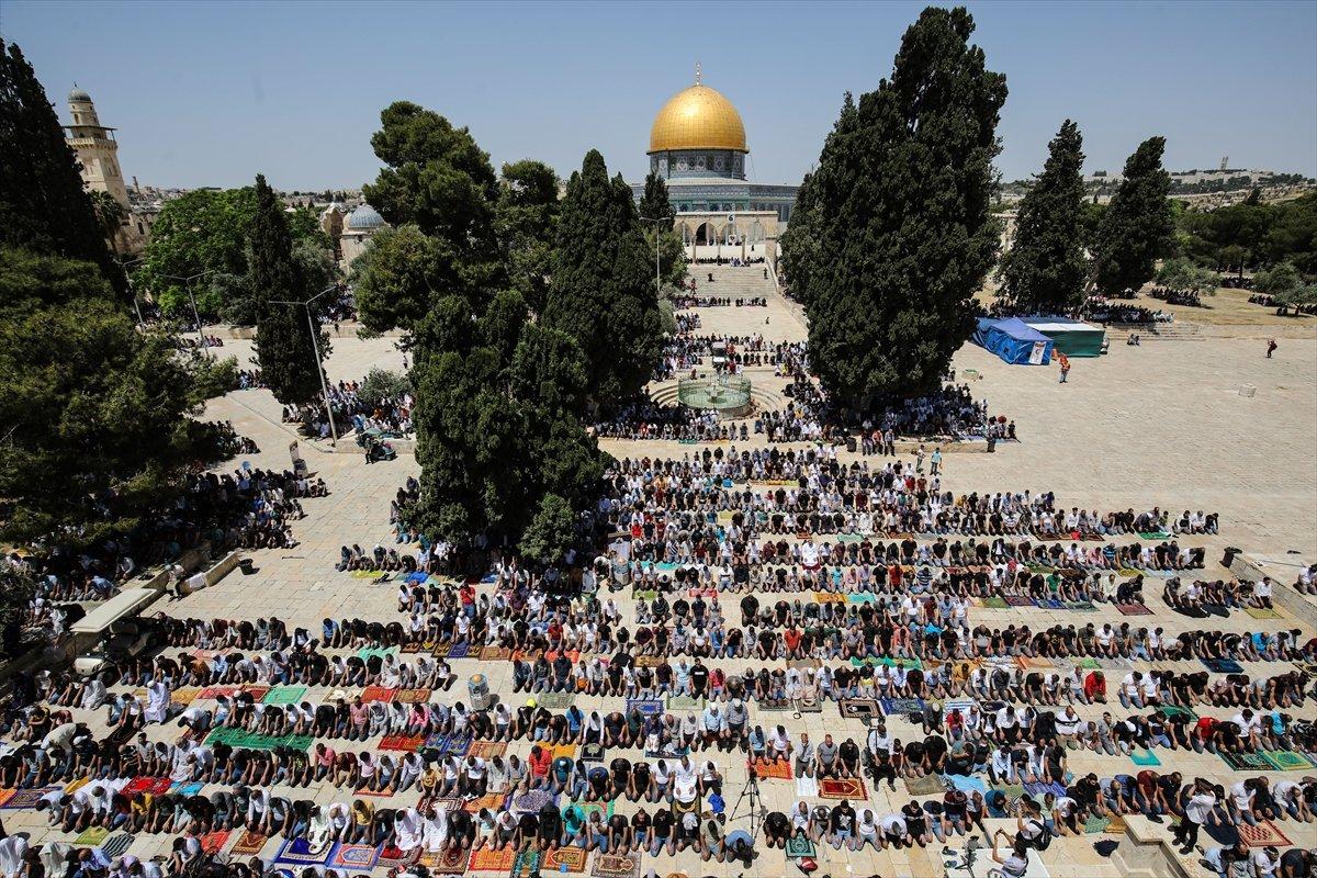 Mescid-i Aksa’da 60 bin kişinin katıldığı cuma namazı