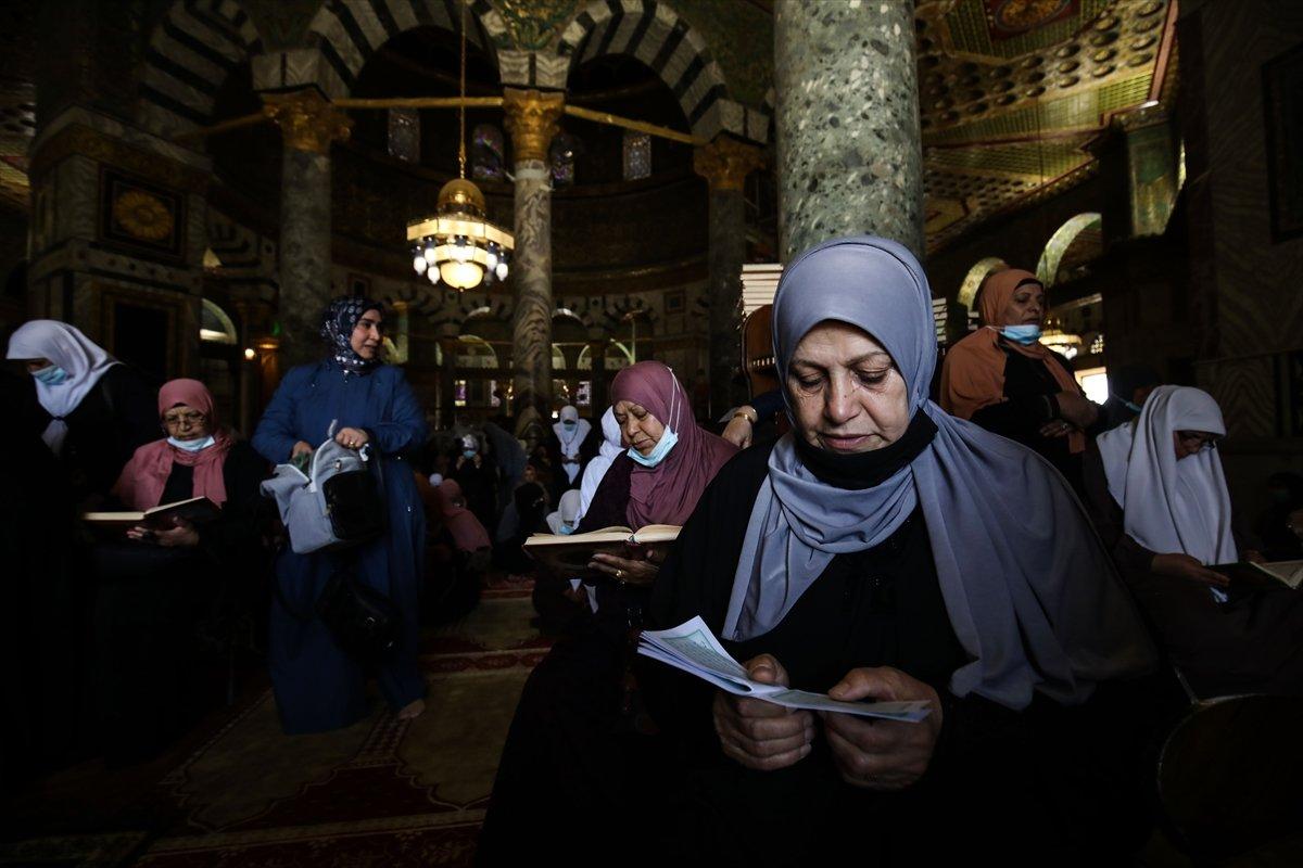 Mescid-i Aksa’da 60 bin kişinin katıldığı cuma namazı
