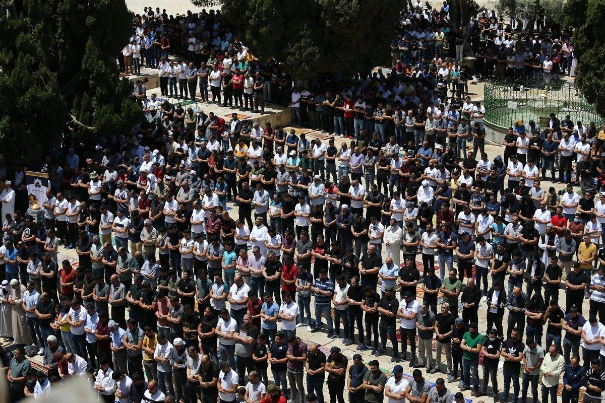 Mescid-i Aksa’da 60 bin kişinin katıldığı cuma namazı