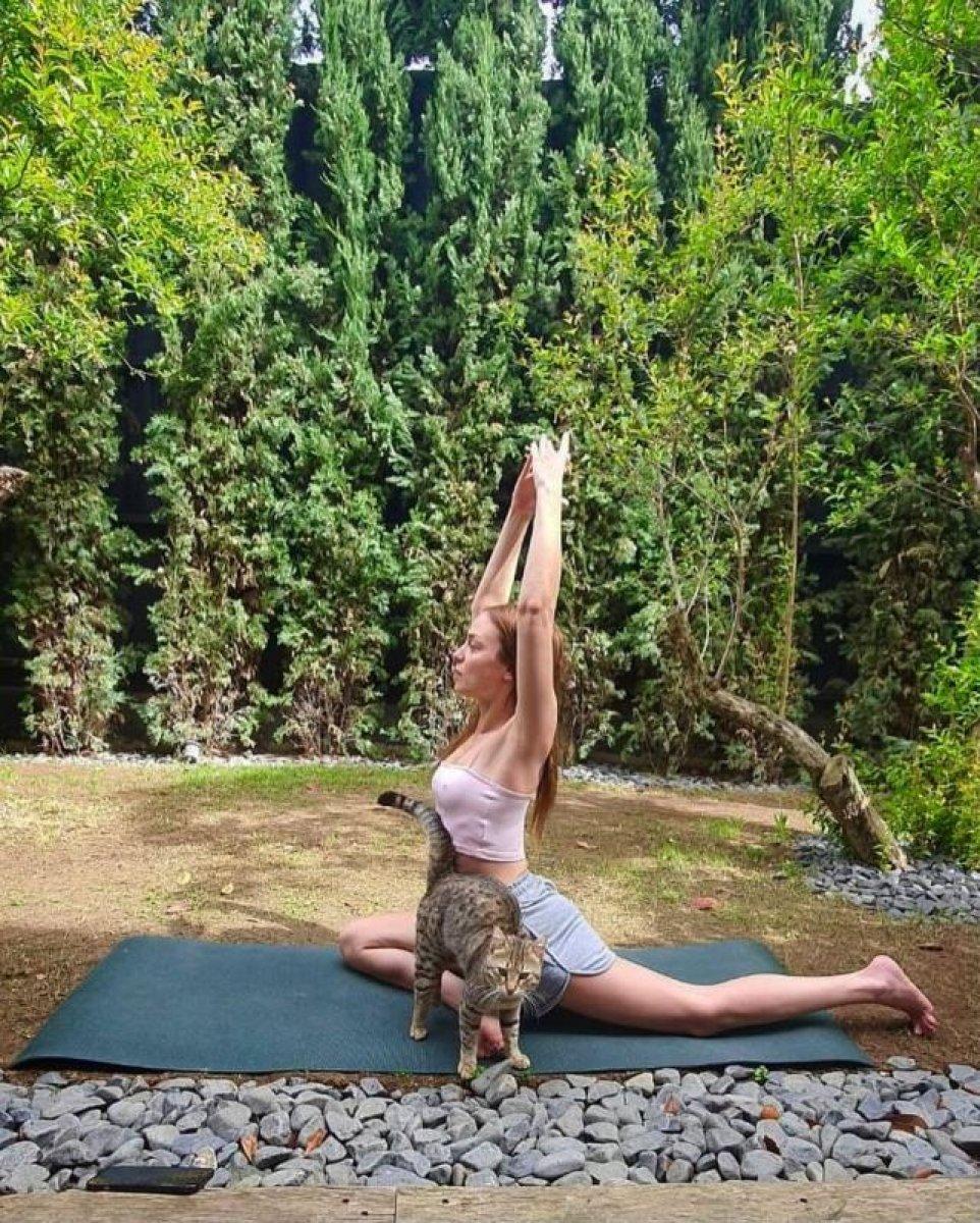 Nilperi Şahinkaya yogaya başladı