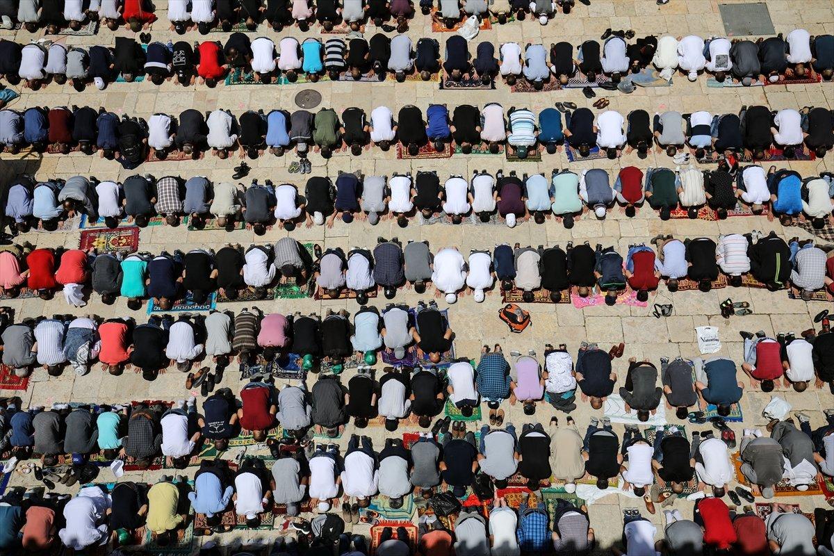 Mescid-i Aksa’da 60 bin kişinin katıldığı cuma namazı