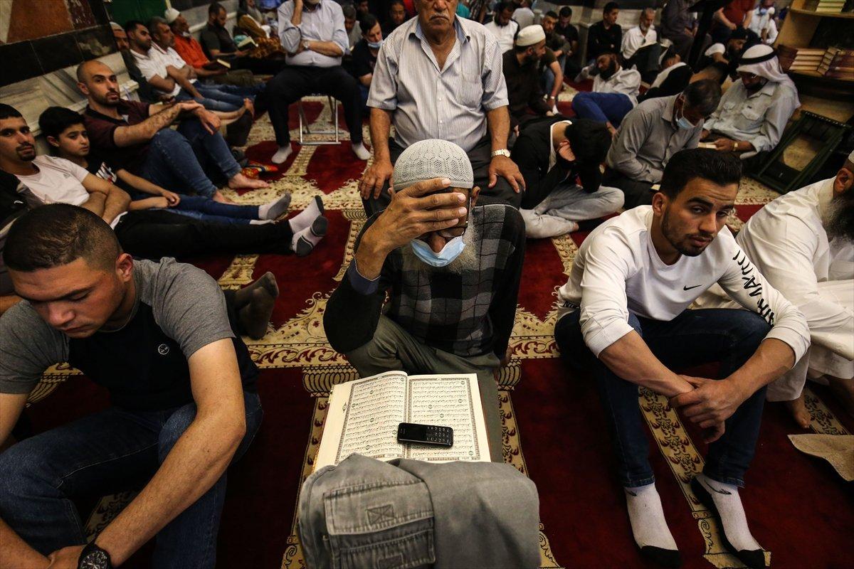 Mescid-i Aksa’da 60 bin kişinin katıldığı cuma namazı