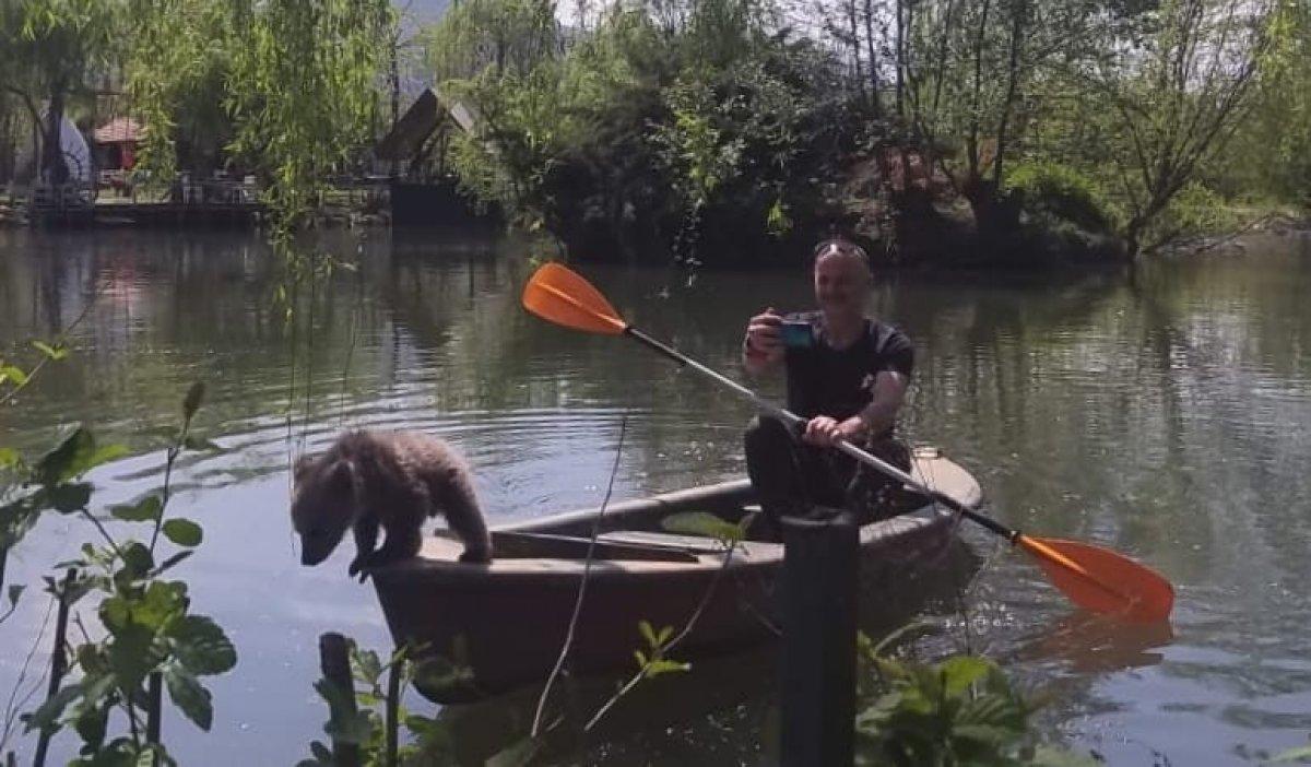 Kocaeli'de yavru ayı oyuncaklar ile oynadı, kayığa bindi