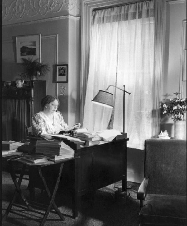 Dünyaca ünlü kadın yazarların kitap okuduğu anları