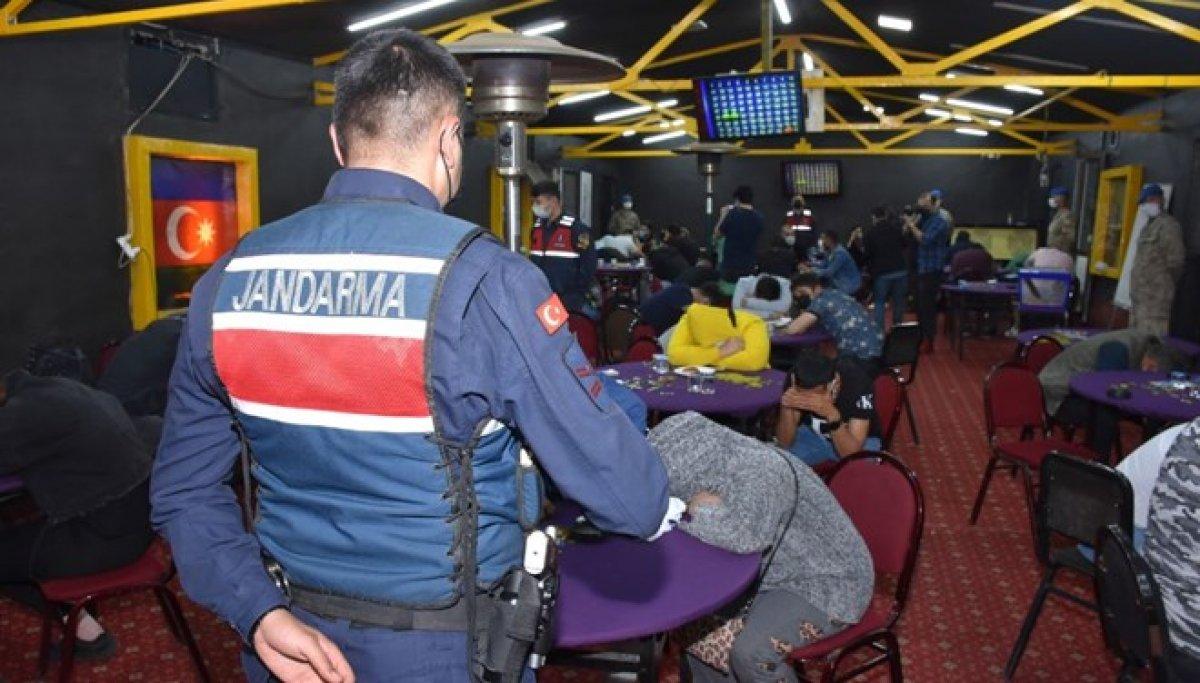 İzmir'de 'Sabri Abi' isimli baskında kumar oynayan 60 kişi yakalandı