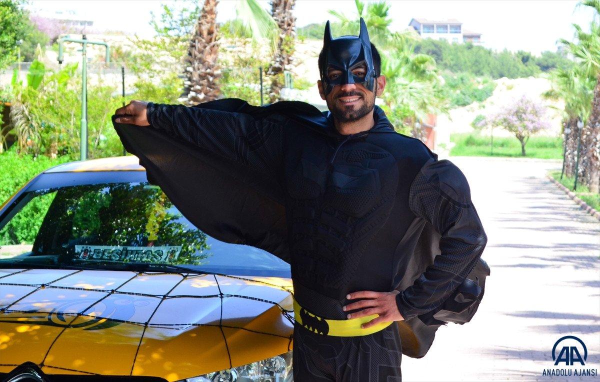 Mersin'de bir taksici Batman kostümüyle hizmet veriyor