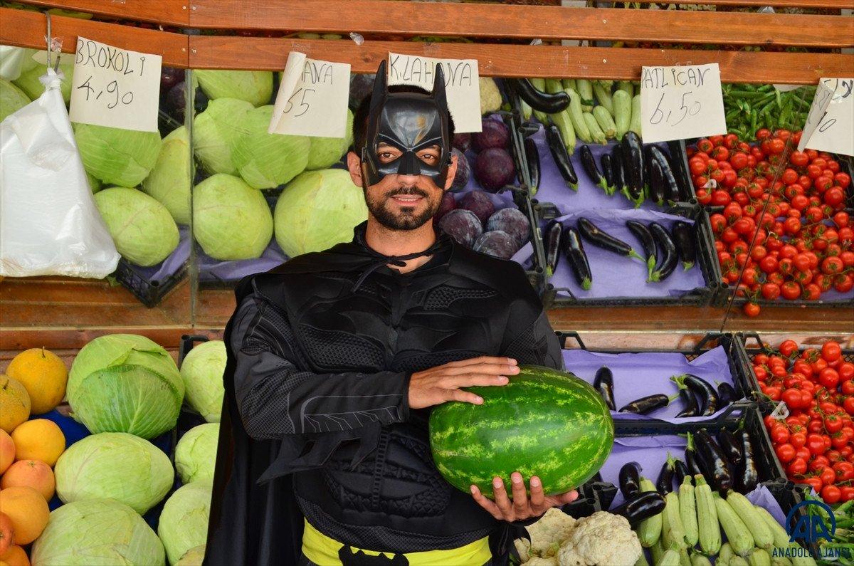 Mersin'de bir taksici Batman kostümüyle hizmet veriyor