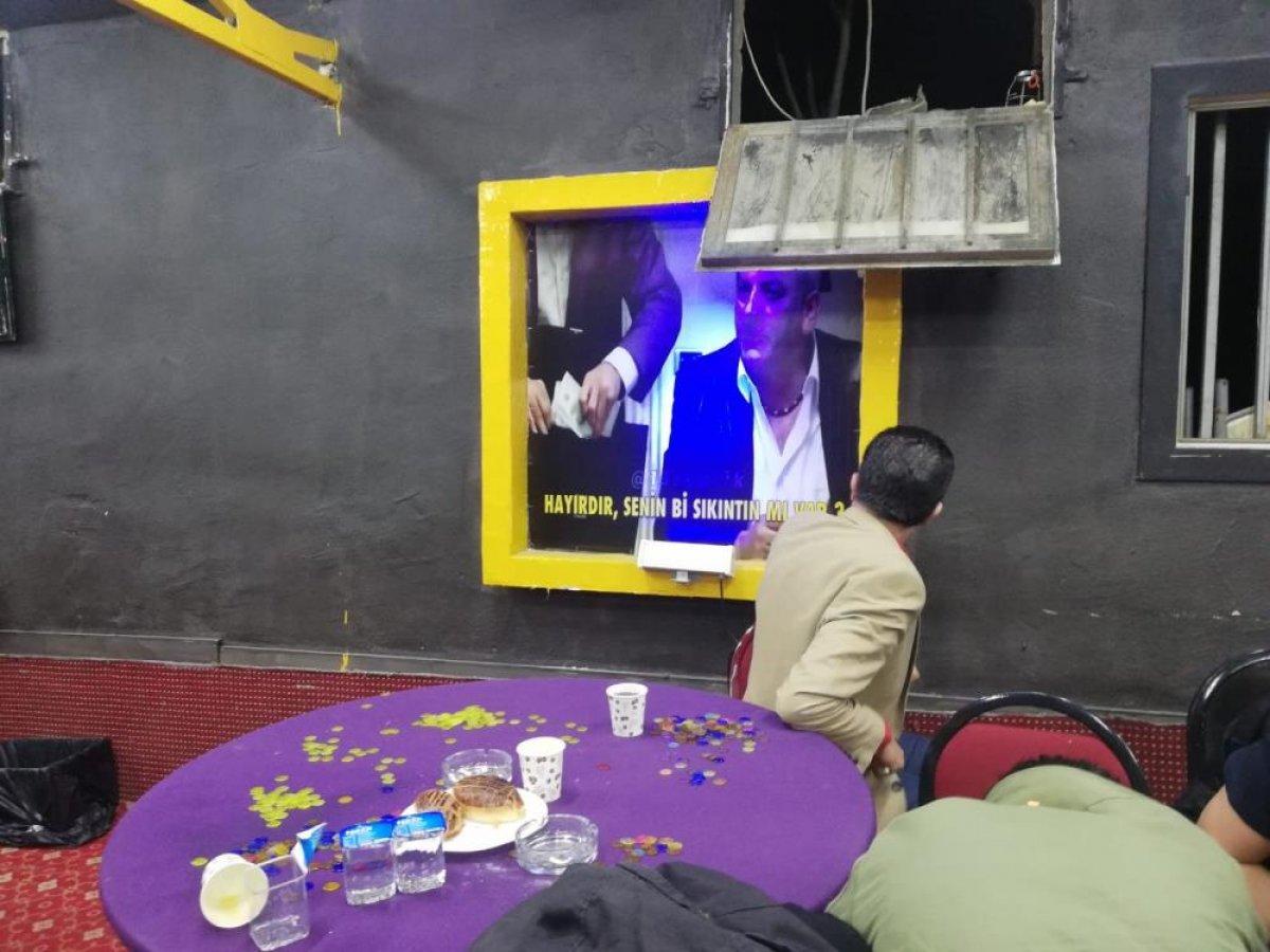 İzmir'de 'Sabri Abi' isimli baskında kumar oynayan 60 kişi yakalandı