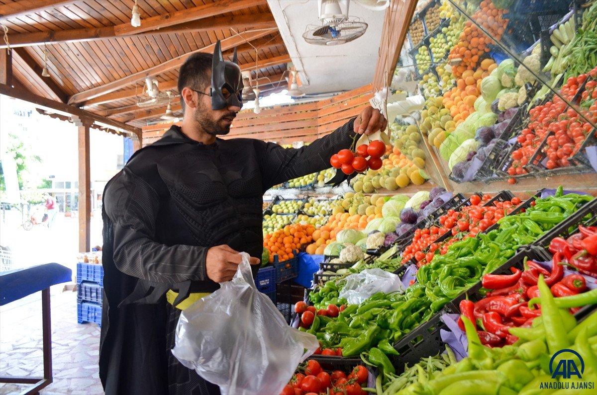Mersin'de bir taksici Batman kostümüyle hizmet veriyor