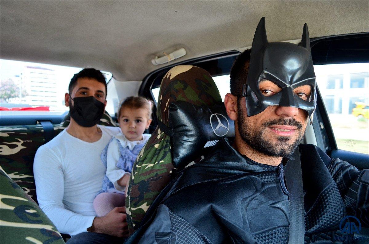 Mersin'de bir taksici Batman kostümüyle hizmet veriyor