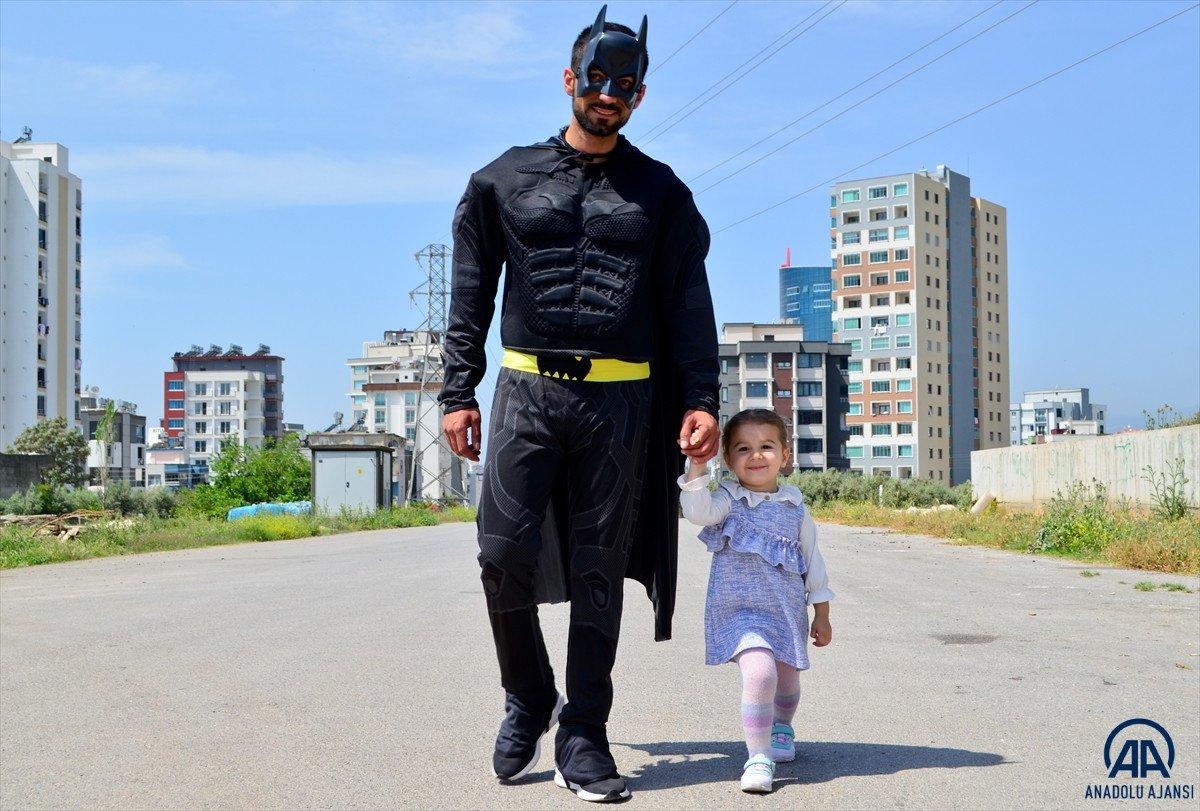 Mersin'de bir taksici Batman kostümüyle hizmet veriyor