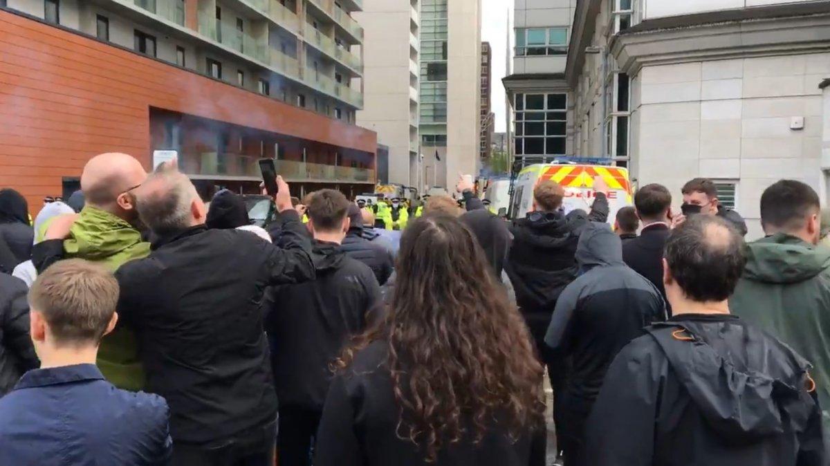 Manchester United taraftarları stadı bastı