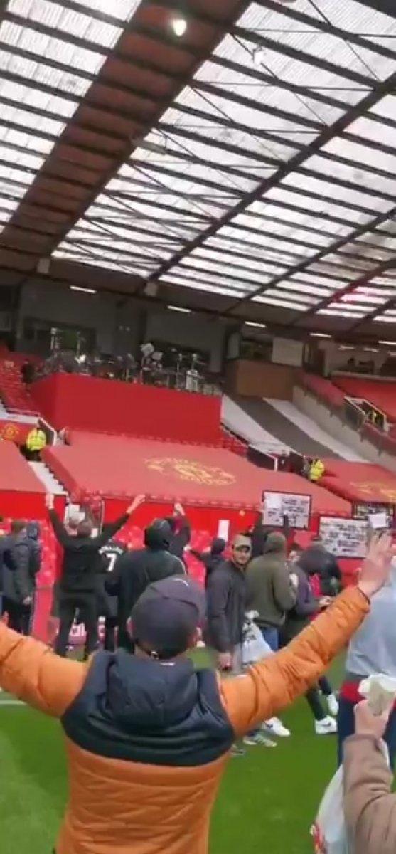 Manchester United taraftarları stadı bastı
