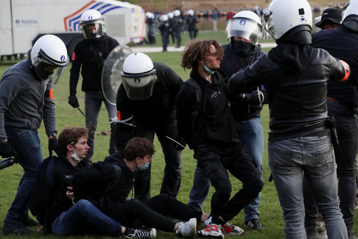Belçika polisinden parkta parti düzenlemek isteyen gençlere sert müdahale
