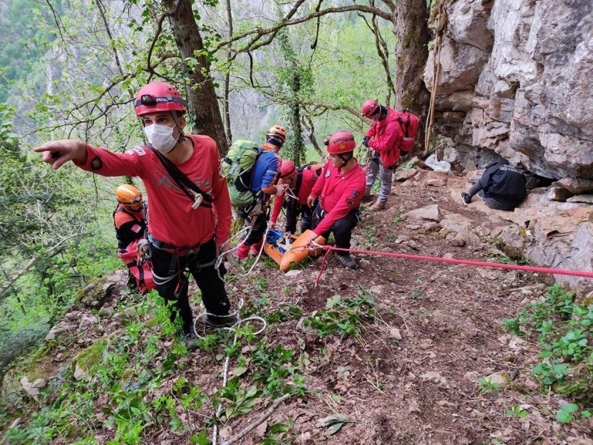 Kocaeli'de define ararken kayalıklardan düştü