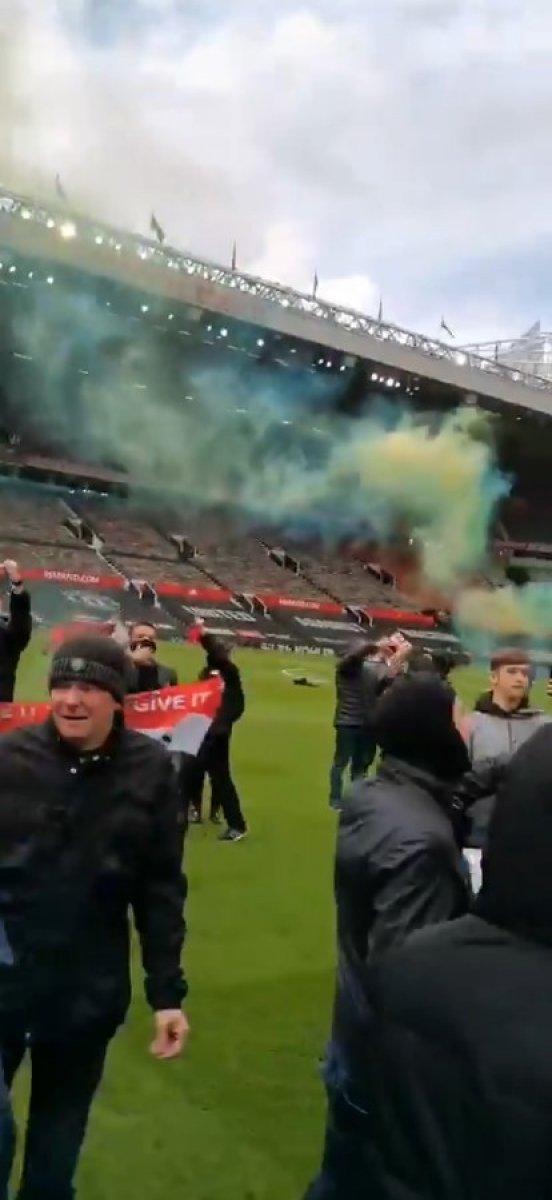 Manchester United taraftarları stadı bastı