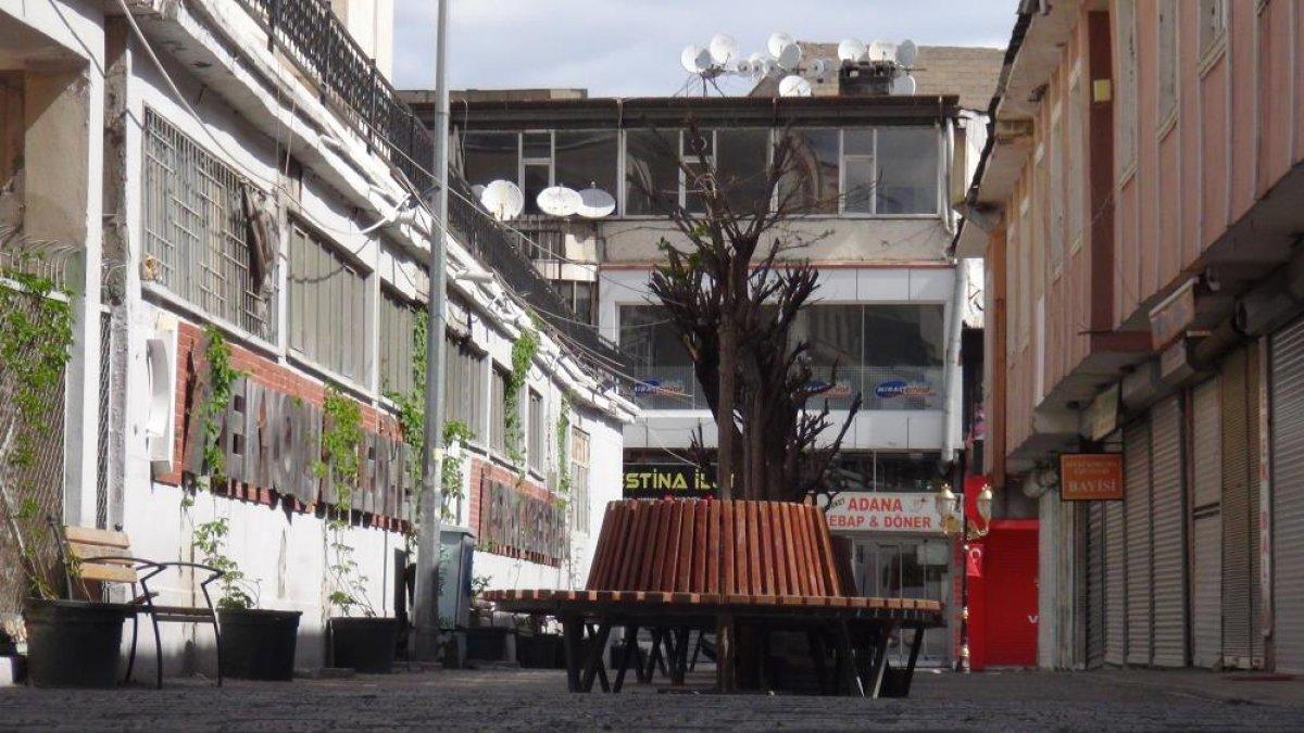 Van'da caddeler sessizliğe gömüldü