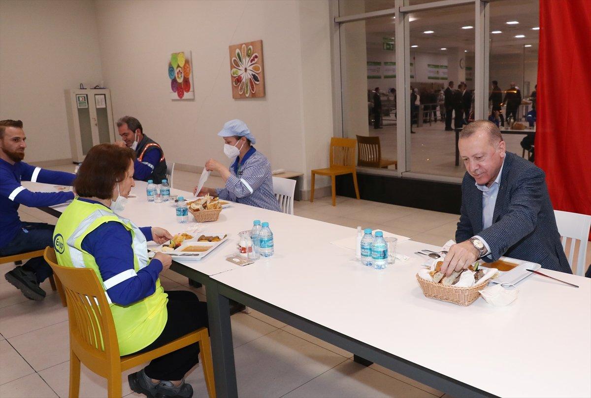 Cumhurbaşkanı Erdoğan, Tuzla'da işçilerle iftar yaptı