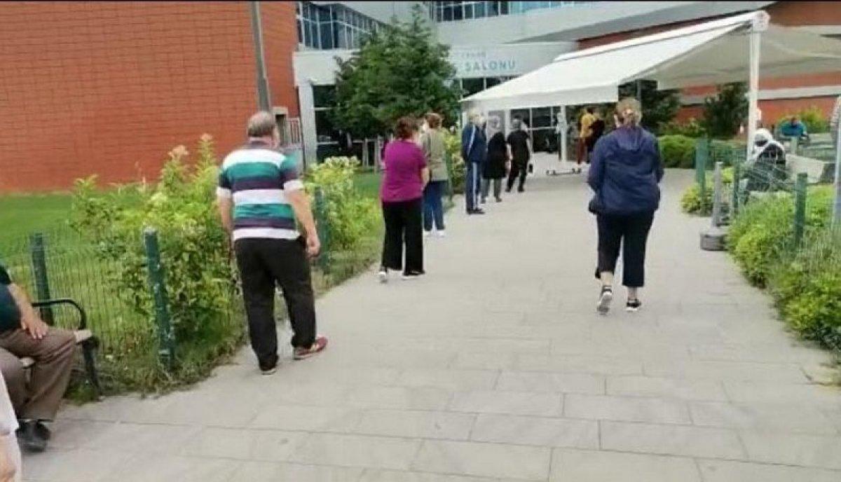 İzmir'de hastane önünde aşı kuyruğu