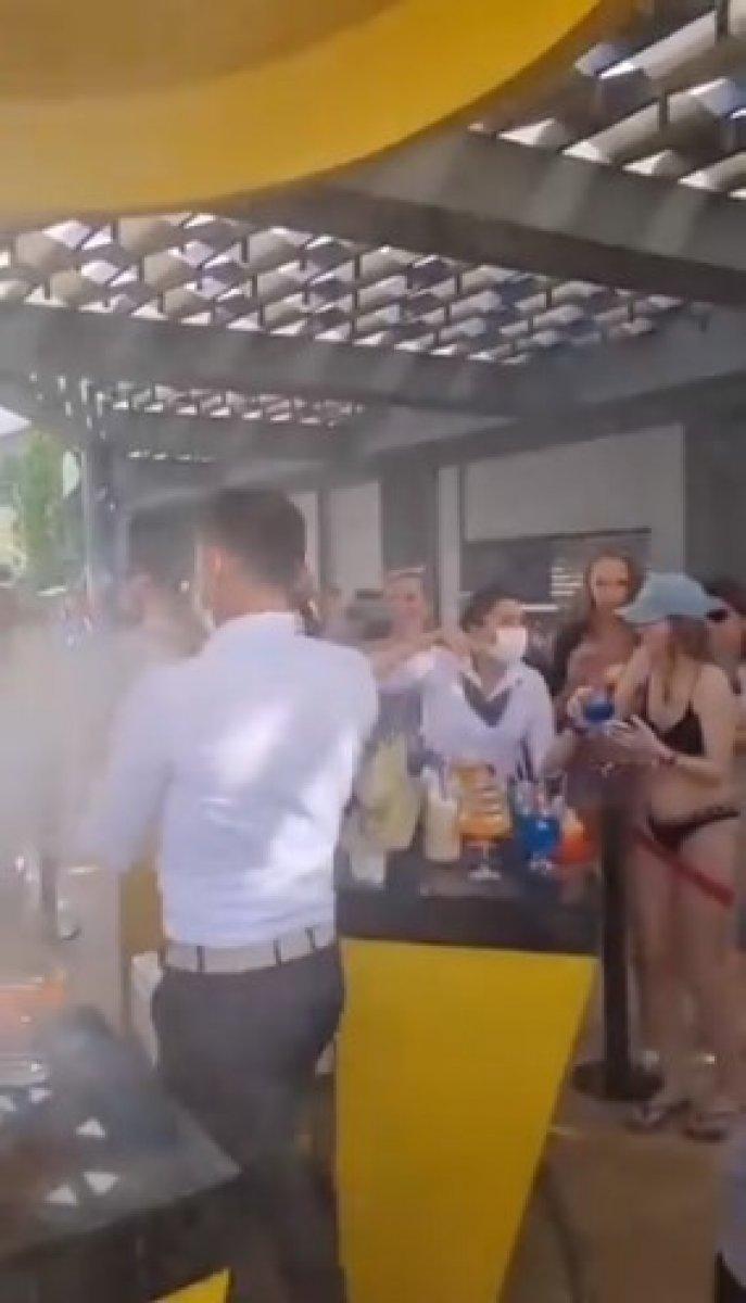 Antalya'da, otelde hıncahınç 'korona' partisi