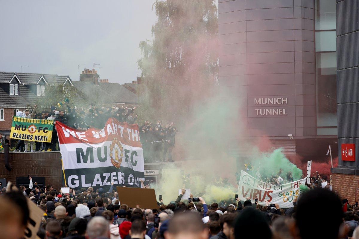 Manchester United taraftarları stadı bastı