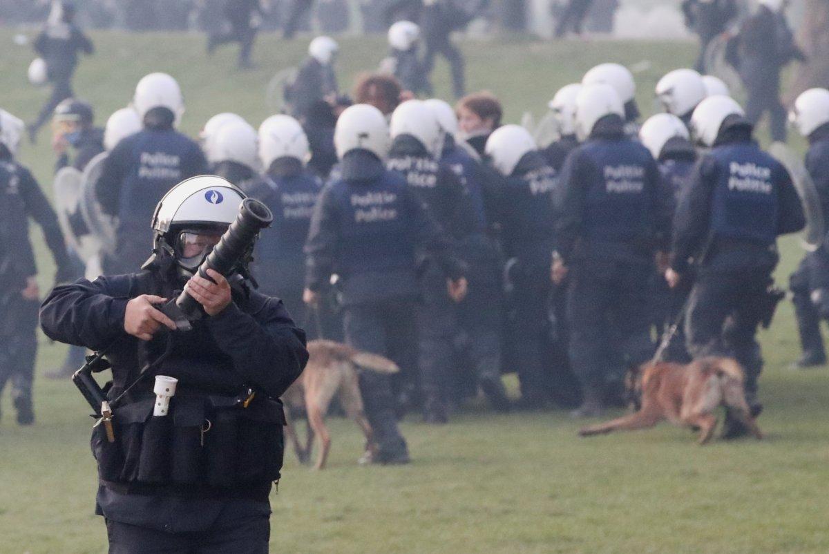 Belçika polisinden parkta parti düzenlemek isteyen gençlere sert müdahale