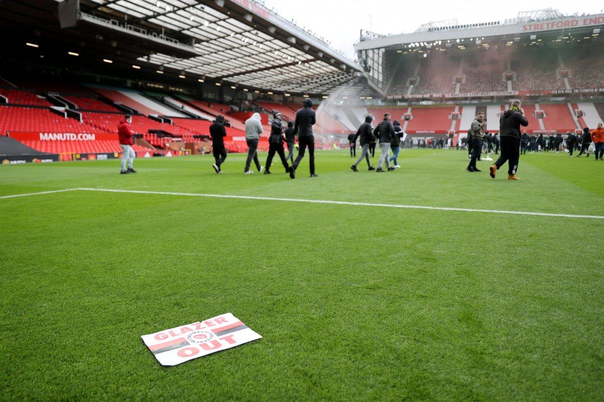 Manchester United taraftarları stadı bastı
