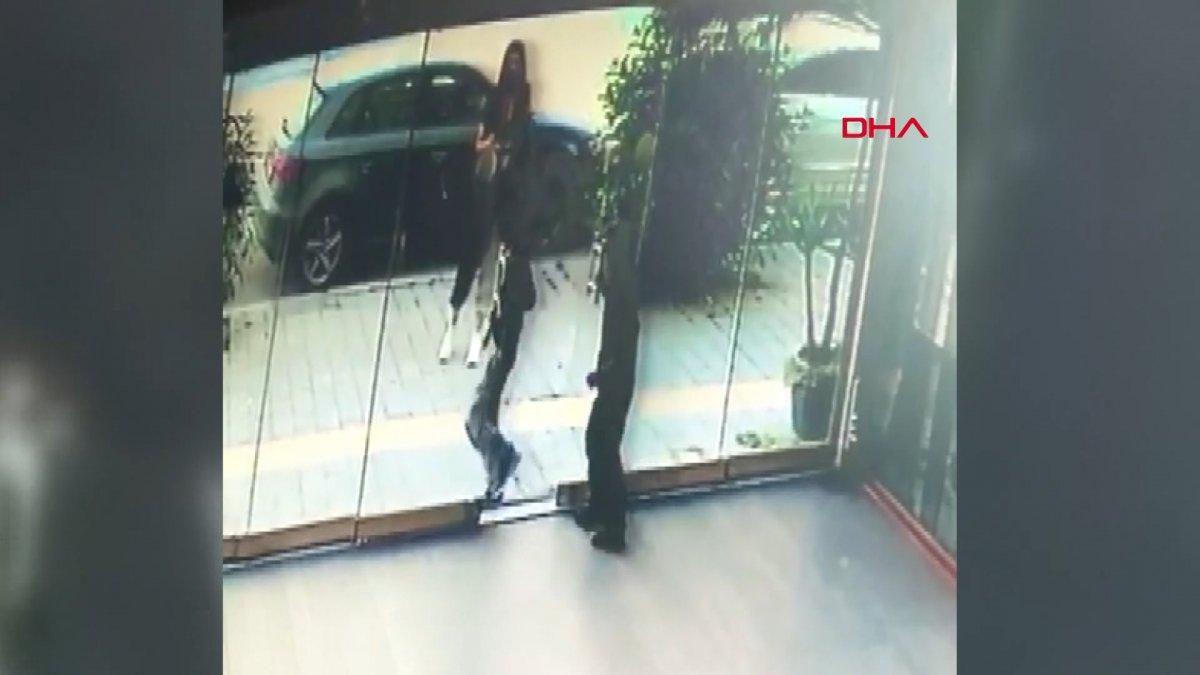 İzmir'de korkunç görüntüler: Şiddet uyguladıkları kediyi kapıya sıkıştırdılar