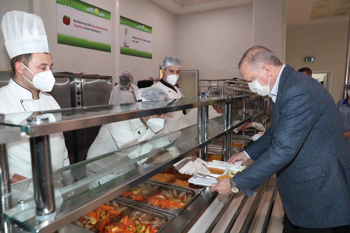 Cumhurbaşkanı Erdoğan, Tuzla'da işçilerle iftar yaptı
