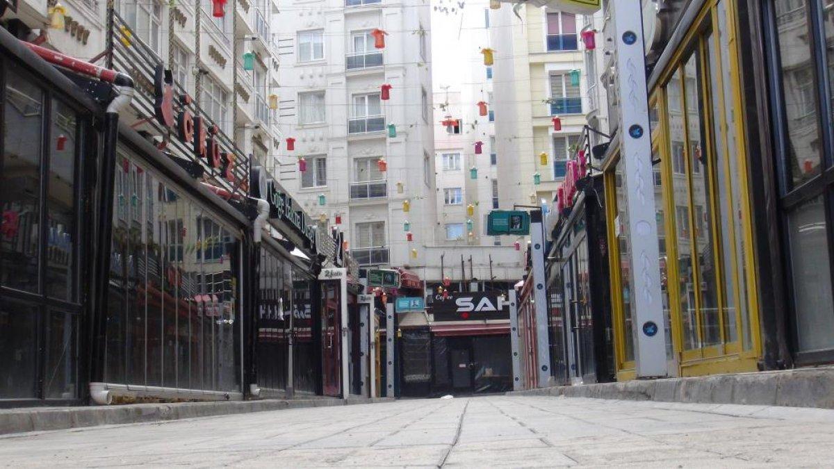 Van'da caddeler sessizliğe gömüldü