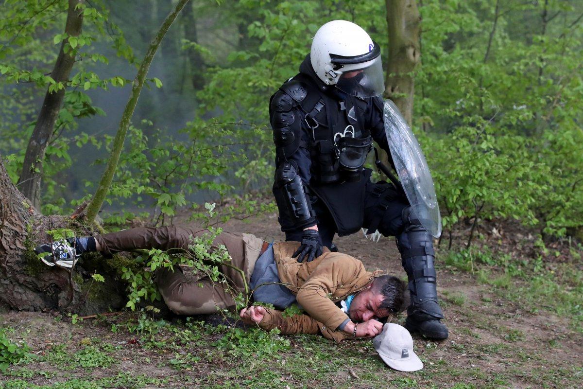 Belçika polisinden parkta parti düzenlemek isteyen gençlere sert müdahale