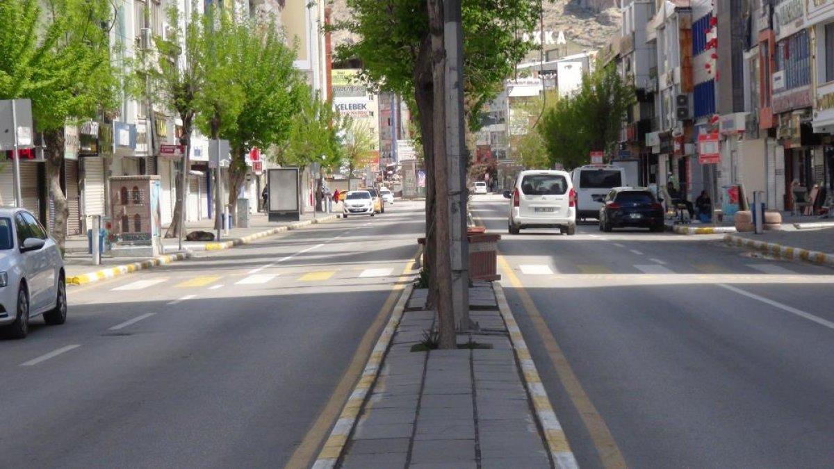 Van'da caddeler sessizliğe gömüldü