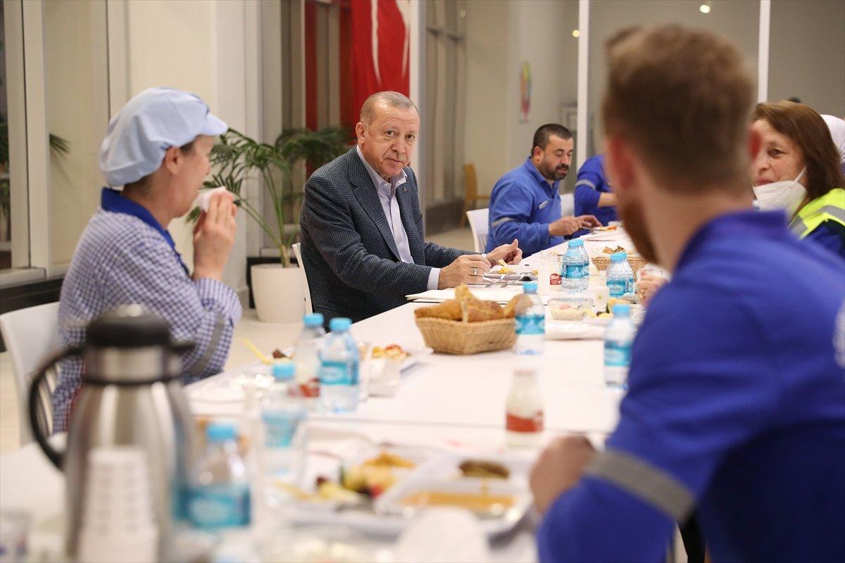Cumhurbaşkanı Erdoğan, Tuzla'da işçilerle iftar yaptı
