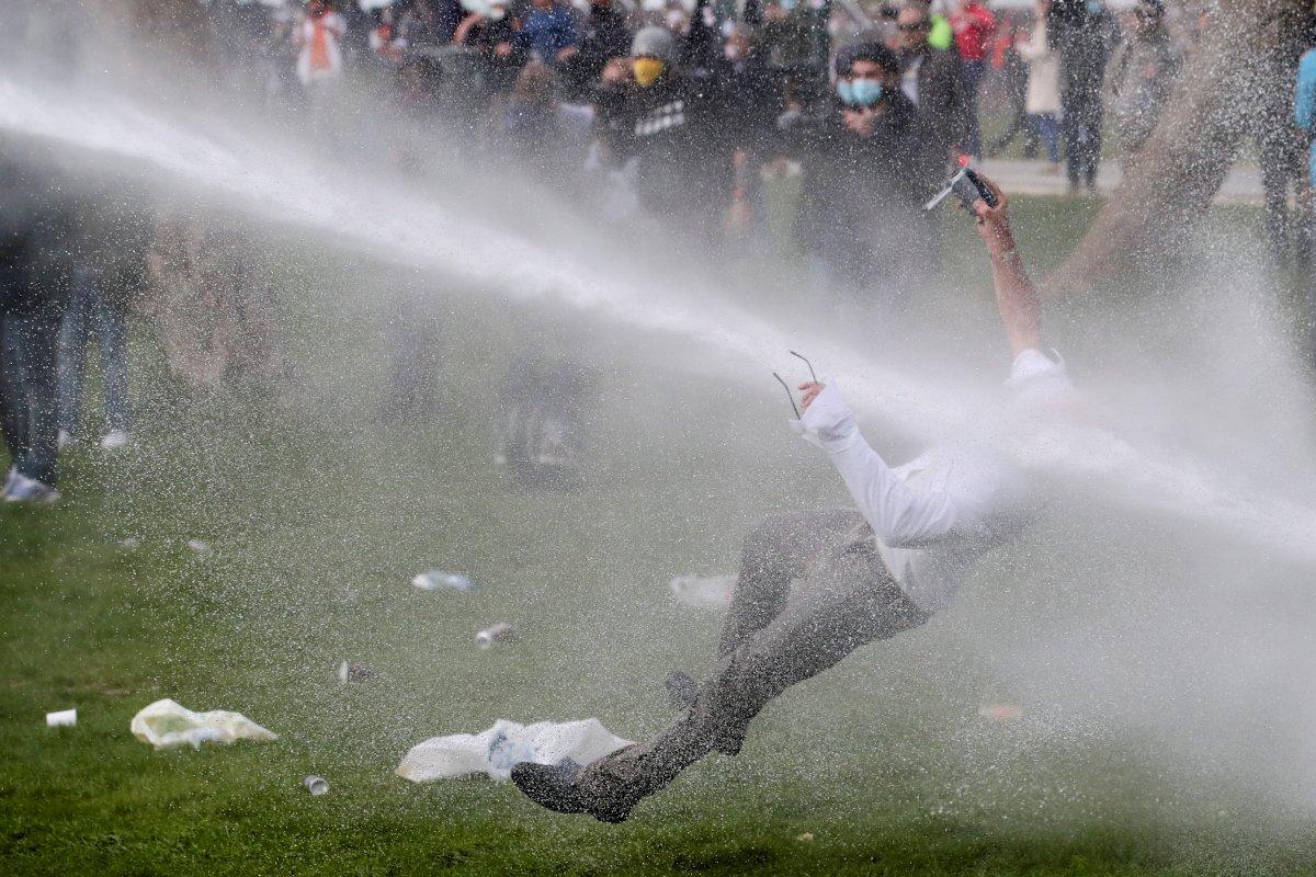 Belçika polisinden parkta parti düzenlemek isteyen gençlere sert müdahale