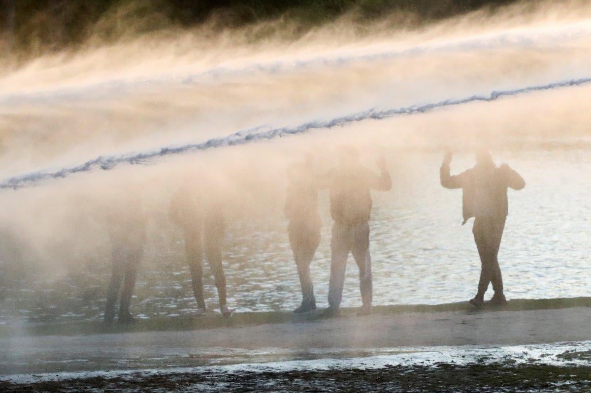 Belçika polisinden parkta parti düzenlemek isteyen gençlere sert müdahale