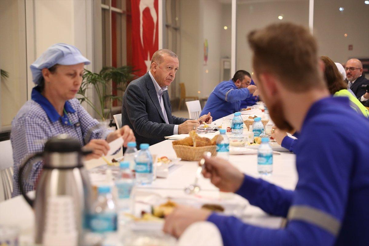 Cumhurbaşkanı Erdoğan, Tuzla'da işçilerle iftar yaptı
