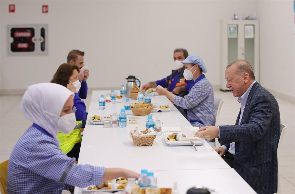 Cumhurbaşkanı Erdoğan, Tuzla'da işçilerle iftar yaptı