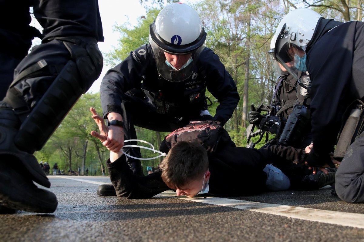Belçika polisinden parkta parti düzenlemek isteyen gençlere sert müdahale