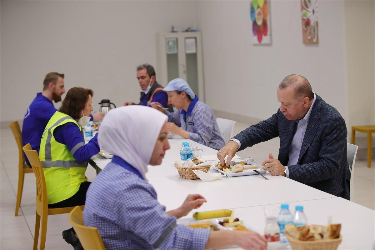 Cumhurbaşkanı Erdoğan, Tuzla'da işçilerle iftar yaptı