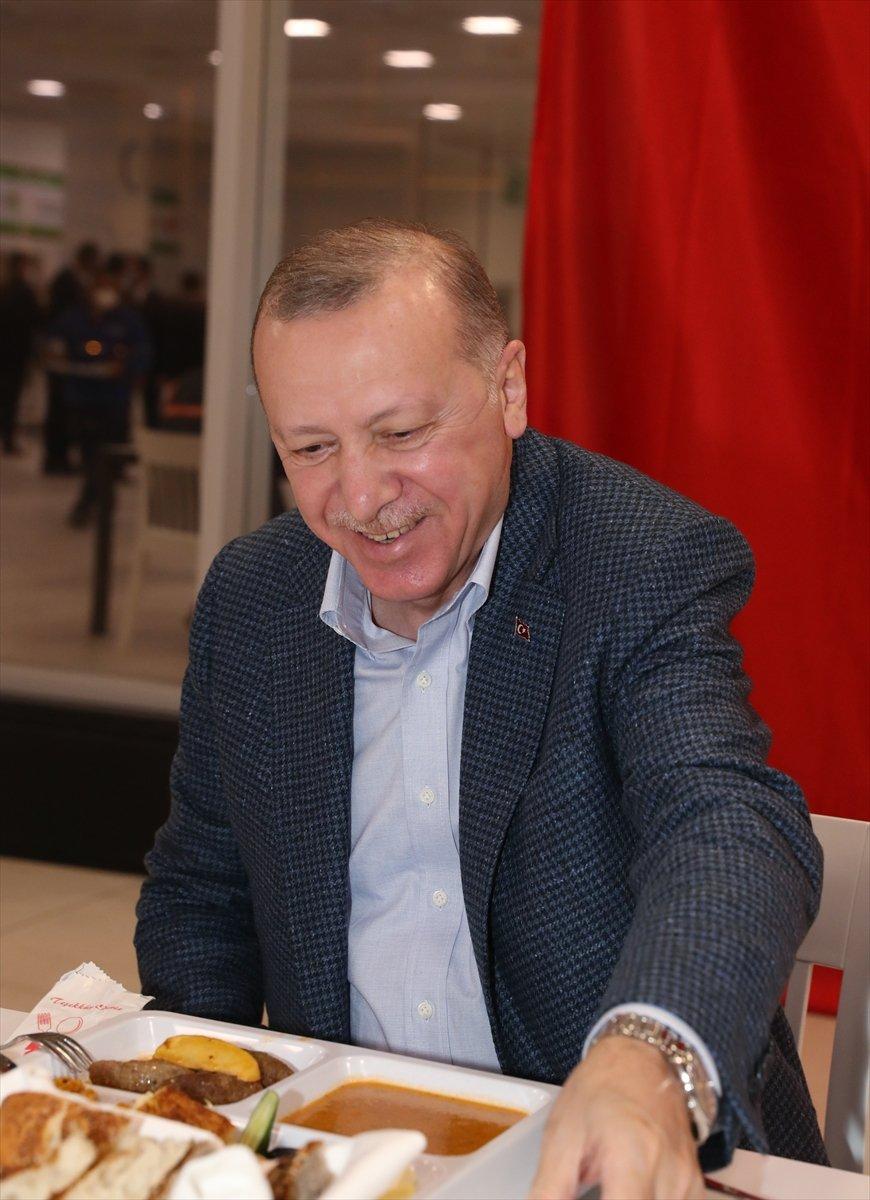 Cumhurbaşkanı Erdoğan, Tuzla'da işçilerle iftar yaptı