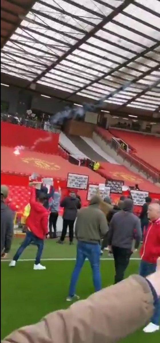 Manchester United taraftarları stadı bastı