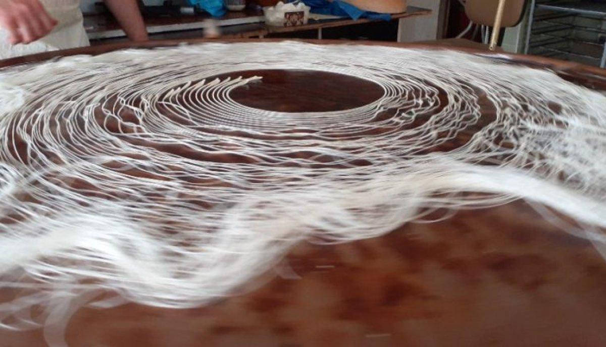 Çorum'da geleneksel yöntemlerle kadayıf yapıyor