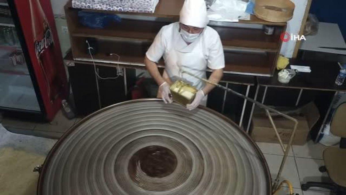 Çorum'da geleneksel yöntemlerle kadayıf yapıyor