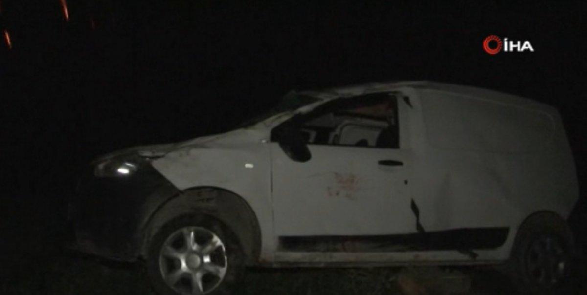 Başakşehir’de yolu göremeyen sürücü göle uçtu