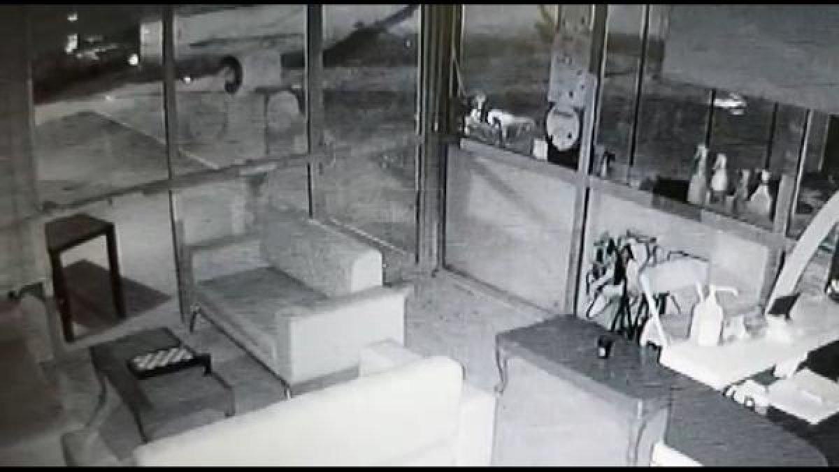 Sultanbeyli'de iş yerinin camlarını sopayla kırdı