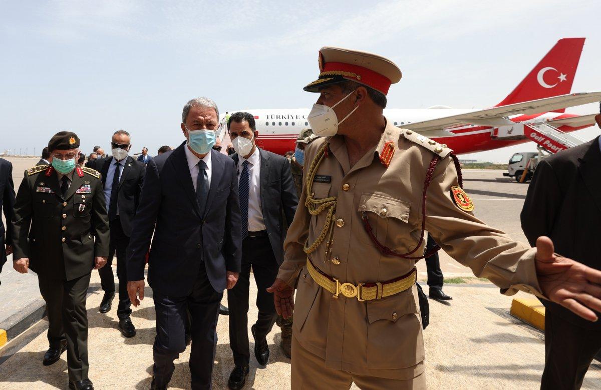 Hulusi Akar ve beraberindeki heyet Libya'da