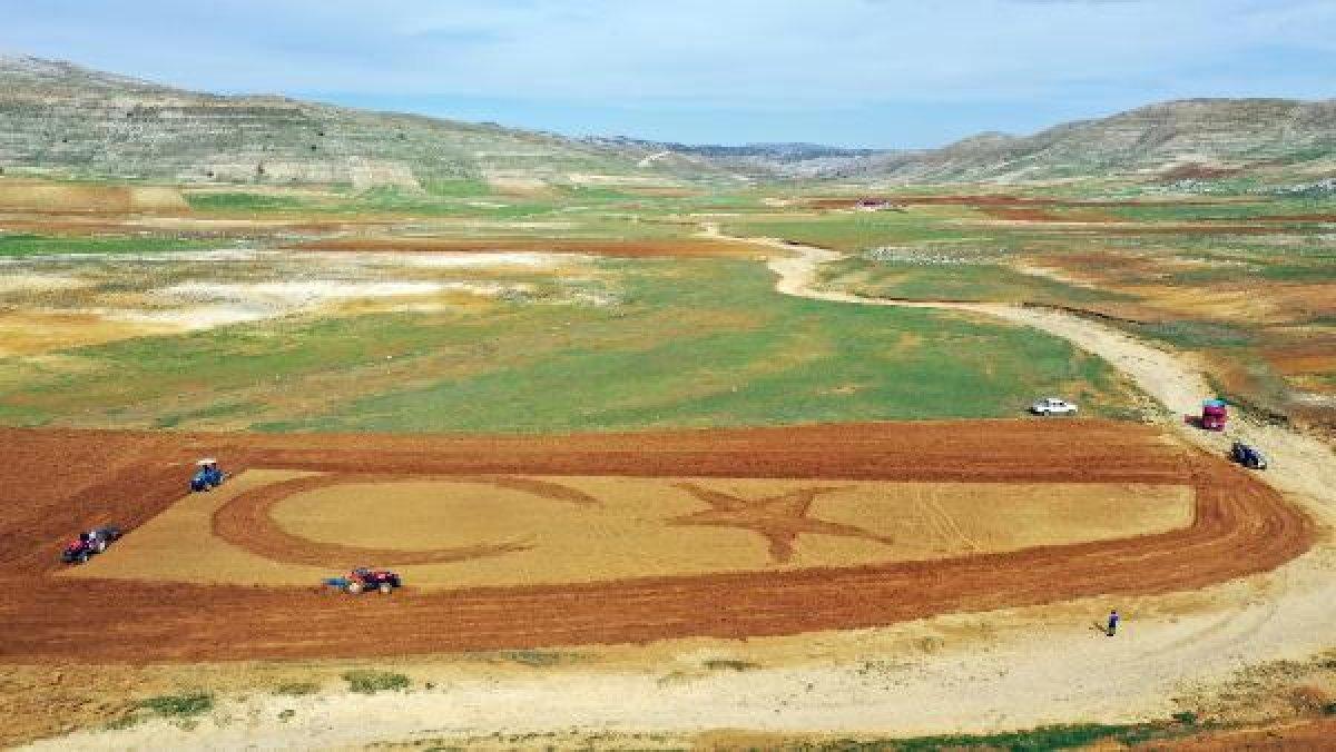 Antalya'da traktörle ay yıldız simgesi oluşturuldu